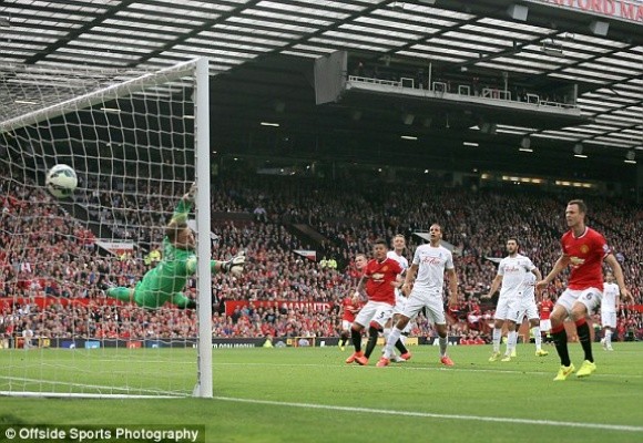 Di Maria toả sáng, M.U 4-4-2 giành thắng lợi đầu tiên ảnh 2 Di Maria toả sáng, M.U 4-4-2 giành thắng lợi đầu tiên ảnh 2