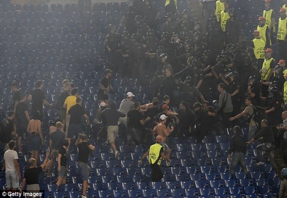 Thảm bại ở Roma, hooligan Nga lao vào “tẩn” các tifosi trên khán đài ảnh 2 Thảm bại ở Roma, hooligan Nga lao vào “tẩn” các tifosi trên khán đài ảnh 2