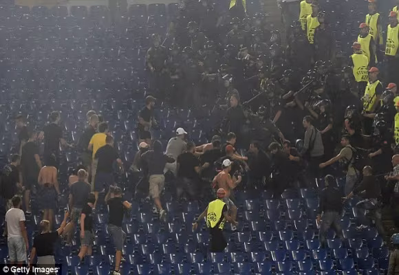 Thảm bại ở Roma, hooligan Nga lao vào “tẩn” các tifosi trên khán đài ảnh 2 Thảm bại ở Roma, hooligan Nga lao vào “tẩn” các tifosi trên khán đài ảnh 2