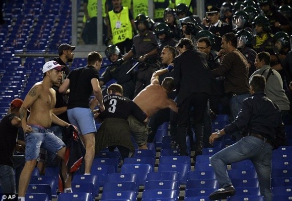 Thảm bại ở Roma, hooligan Nga lao vào “tẩn” các tifosi trên khán đài ảnh 3 Thảm bại ở Roma, hooligan Nga lao vào “tẩn” các tifosi trên khán đài ảnh 3