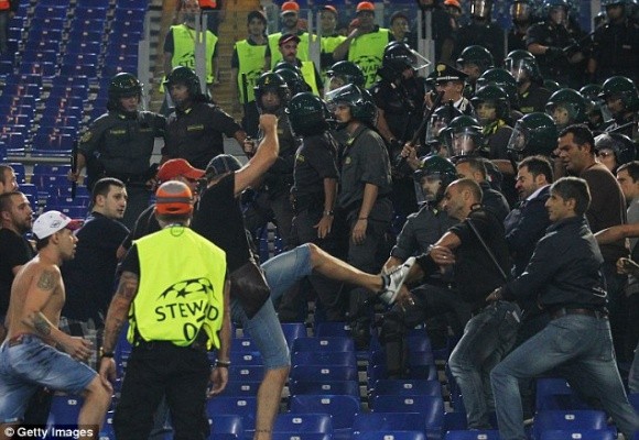 Thảm bại ở Roma, hooligan Nga lao vào “tẩn” các tifosi trên khán đài ảnh 4 Thảm bại ở Roma, hooligan Nga lao vào “tẩn” các tifosi trên khán đài ảnh 4