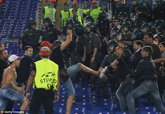 Thảm bại ở Roma, hooligan Nga lao vào “tẩn” các tifosi trên khán đài ảnh 4 Thảm bại ở Roma, hooligan Nga lao vào “tẩn” các tifosi trên khán đài ảnh 4