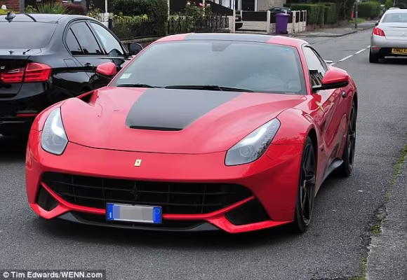 “Siêu quậy” Balotelli lại khoe “xế” khủng, làm trò hề trên sân tập ảnh 1 “Siêu quậy” Balotelli lại khoe “xế” khủng, làm trò hề trên sân tập ảnh 1
