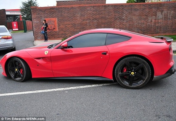 “Siêu quậy” Balotelli lại khoe “xế” khủng, làm trò hề trên sân tập ảnh 2 “Siêu quậy” Balotelli lại khoe “xế” khủng, làm trò hề trên sân tập ảnh 2