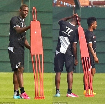 “Siêu quậy” Balotelli lại khoe “xế” khủng, làm trò hề trên sân tập ảnh 4 “Siêu quậy” Balotelli lại khoe “xế” khủng, làm trò hề trên sân tập ảnh 4