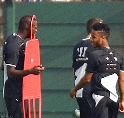 “Siêu quậy” Balotelli lại khoe “xế” khủng, làm trò hề trên sân tập ảnh 5 “Siêu quậy” Balotelli lại khoe “xế” khủng, làm trò hề trên sân tập ảnh 5