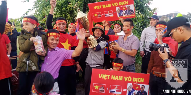 [TRỰC TIẾP] Chào đón những "người hùng" làm nên chiến thắng lịch sử tại SEA Games 30 ảnh 70