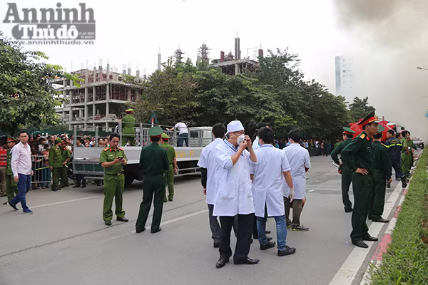 Cháy dữ dội 3 căn nhà 7 tầng tại phố Trần Thái Tông ảnh 9 Cháy dữ dội 3 căn nhà 7 tầng tại phố Trần Thái Tông ảnh 9