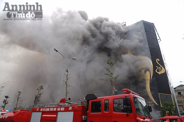 Cháy dữ dội 3 căn nhà 7 tầng tại phố Trần Thái Tông ảnh 6 Cháy dữ dội 3 căn nhà 7 tầng tại phố Trần Thái Tông ảnh 6