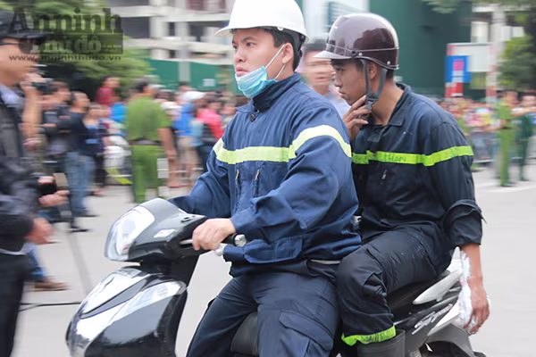 Cháy dữ dội 3 căn nhà 7 tầng tại phố Trần Thái Tông ảnh 4 Cháy dữ dội 3 căn nhà 7 tầng tại phố Trần Thái Tông ảnh 4