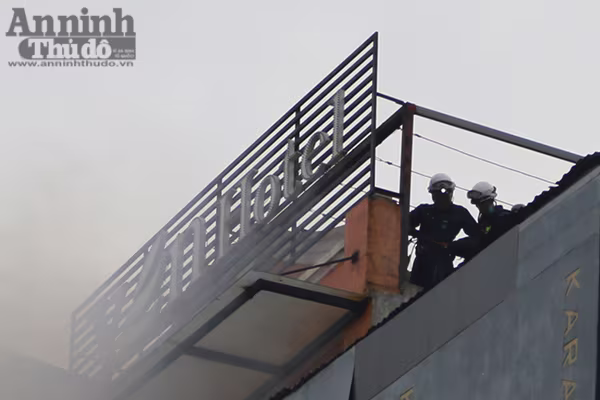 Cháy dữ dội 3 căn nhà 7 tầng tại phố Trần Thái Tông ảnh 2 Cháy dữ dội 3 căn nhà 7 tầng tại phố Trần Thái Tông ảnh 2