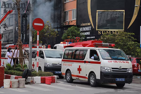 Cháy dữ dội 3 căn nhà 7 tầng tại phố Trần Thái Tông ảnh 5 Cháy dữ dội 3 căn nhà 7 tầng tại phố Trần Thái Tông ảnh 5