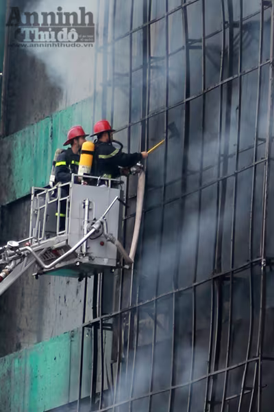 Cháy dữ dội 3 căn nhà 7 tầng tại phố Trần Thái Tông ảnh 3 Cháy dữ dội 3 căn nhà 7 tầng tại phố Trần Thái Tông ảnh 3