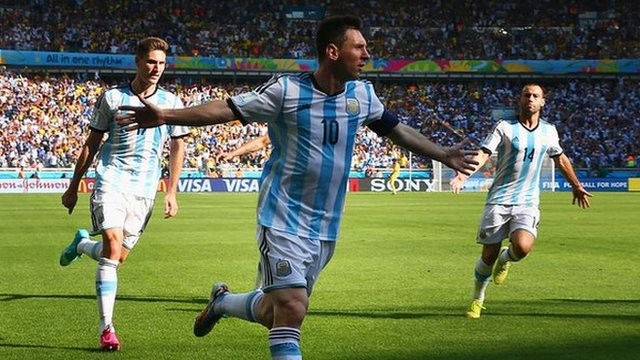 Robin Van Persie có thể phải vắng mặt ở trận bán kết gặp Argentina ảnh 4 Robin Van Persie có thể phải vắng mặt ở trận bán kết gặp Argentina ảnh 4