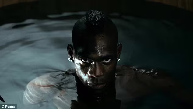 Balotelli và Usain Bolt lại đắm mình cùng những người đẹp ảnh 4 Balotelli và Usain Bolt lại đắm mình cùng những người đẹp ảnh 4