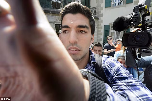 Chùm ảnh: Luis Suarez trước và sau phiên kháng cáo án phạt 4 tháng ảnh 8 Chùm ảnh: Luis Suarez trước và sau phiên kháng cáo án phạt 4 tháng ảnh 8