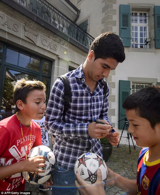 Chùm ảnh: Luis Suarez trước và sau phiên kháng cáo án phạt 4 tháng ảnh 7 Chùm ảnh: Luis Suarez trước và sau phiên kháng cáo án phạt 4 tháng ảnh 7