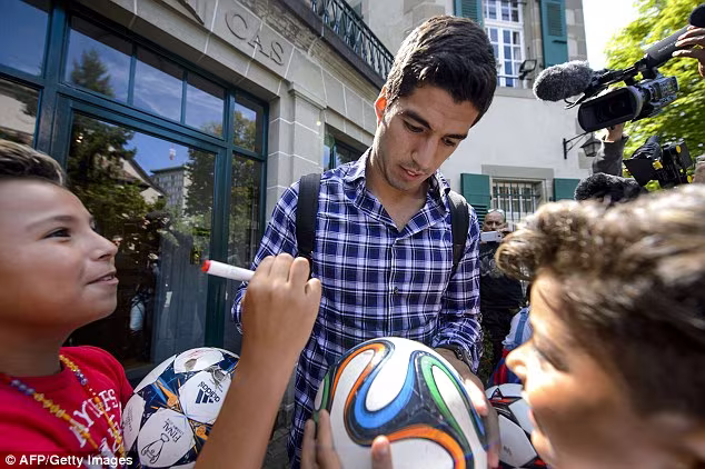 Chùm ảnh: Luis Suarez trước và sau phiên kháng cáo án phạt 4 tháng ảnh 6 Chùm ảnh: Luis Suarez trước và sau phiên kháng cáo án phạt 4 tháng ảnh 6
