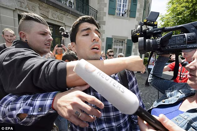 Chùm ảnh: Luis Suarez trước và sau phiên kháng cáo án phạt 4 tháng ảnh 5 Chùm ảnh: Luis Suarez trước và sau phiên kháng cáo án phạt 4 tháng ảnh 5
