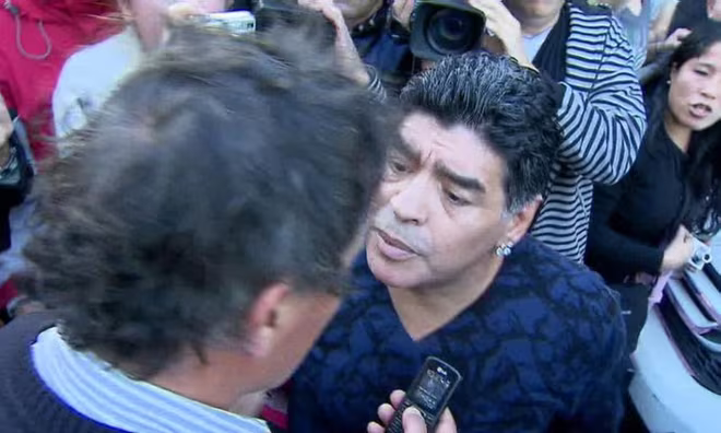 Diego Maradona lại gây sự với báo chí, tát vào mặt phóng viên ảnh 1 Diego Maradona lại gây sự với báo chí, tát vào mặt phóng viên ảnh 1