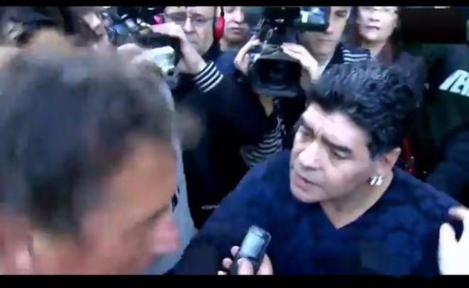 Diego Maradona lại gây sự với báo chí, tát vào mặt phóng viên ảnh 2 Diego Maradona lại gây sự với báo chí, tát vào mặt phóng viên ảnh 2