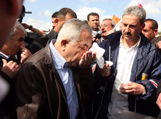 Binh lính Israel tấn công Thủ tướng Palestine bằng lựu đạn cay ảnh 3 Binh lính Israel tấn công Thủ tướng Palestine bằng lựu đạn cay ảnh 3