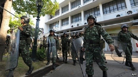 Súng nổ, người chết, quân đội triển khai, cảnh sát hộ tống Thủ tướng đến nơi bí mật ảnh 1 Súng nổ, người chết, quân đội triển khai, cảnh sát hộ tống Thủ tướng đến nơi bí mật ảnh 1