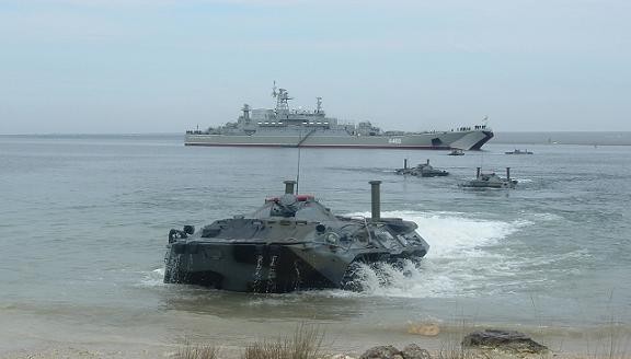 Quân Nga rầm rập tiến về Crimea, Ukraine tổng động viên quân đội, cầu viện NATO ảnh 1 Quân Nga rầm rập tiến về Crimea, Ukraine tổng động viên quân đội, cầu viện NATO ảnh 1