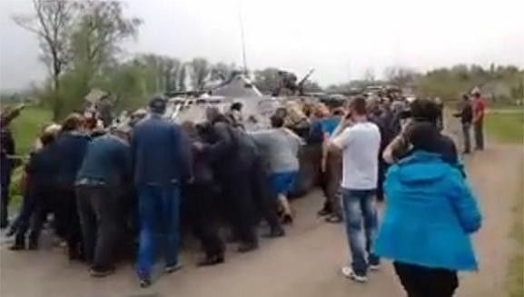 Pravyi Sector bắn chết 10 người dân làm “hàng rào sống” ở Slavyansk ảnh 2 Pravyi Sector bắn chết 10 người dân làm “hàng rào sống” ở Slavyansk ảnh 2