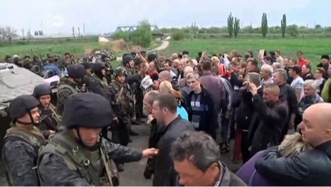 Quân Ukraine dùng chiến thuật đánh “bóc vỏ” chống biểu tình ly khai ảnh 6 Quân Ukraine dùng chiến thuật đánh “bóc vỏ” chống biểu tình ly khai ảnh 6