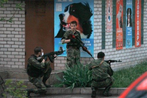 Quân Ukraine dùng chiến thuật đánh “bóc vỏ” chống biểu tình ly khai ảnh 5 Quân Ukraine dùng chiến thuật đánh “bóc vỏ” chống biểu tình ly khai ảnh 5