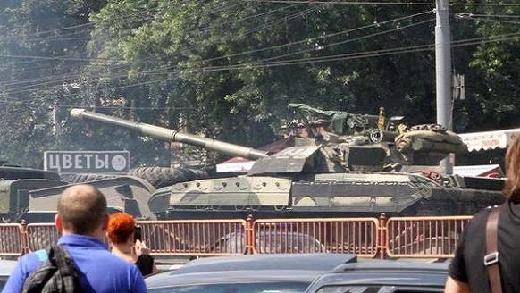 Ukraine đưa xe tăng và vũ khí hạng nặng vào thủ đô Kiev làm gì? ảnh 1 Ukraine đưa xe tăng và vũ khí hạng nặng vào thủ đô Kiev làm gì? ảnh 1
