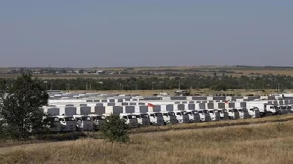 Ukraine vừa nã pháo vào miền đông, vừa nhận hàng cứu trợ Nga ảnh 1 Ukraine vừa nã pháo vào miền đông, vừa nhận hàng cứu trợ Nga ảnh 1