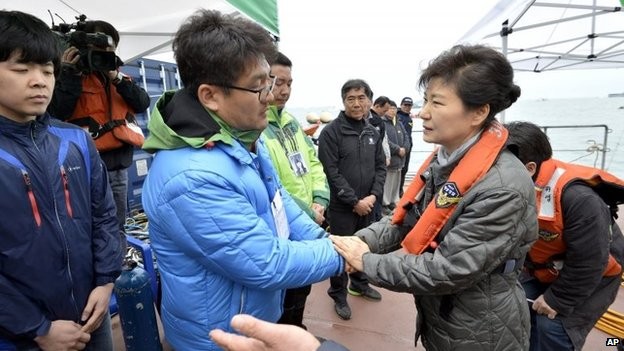 Vụ chìm phà Sewol: Tổng thống Park cam kết “trừng phạt nghiêm khắc” người có tội ảnh 1 Vụ chìm phà Sewol: Tổng thống Park cam kết “trừng phạt nghiêm khắc” người có tội ảnh 1