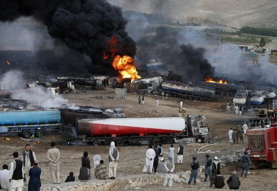 Taliban đốt cháy 200 xe chở dầu cho NATO ảnh 1 Taliban đốt cháy 200 xe chở dầu cho NATO ảnh 1