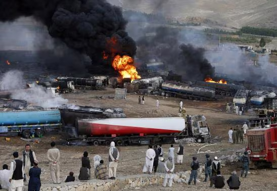 Taliban đốt cháy 200 xe chở dầu cho NATO ảnh 1 Taliban đốt cháy 200 xe chở dầu cho NATO ảnh 1
