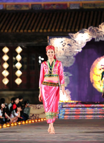 Hoa hậu Ngọc Hân hoá thân thành cô gái Lào trong Đêm Phương Đông ảnh 2 Hoa hậu Ngọc Hân hoá thân thành cô gái Lào trong Đêm Phương Đông ảnh 2