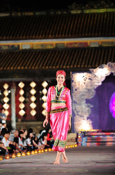 Hoa hậu Ngọc Hân hoá thân thành cô gái Lào trong Đêm Phương Đông ảnh 3 Hoa hậu Ngọc Hân hoá thân thành cô gái Lào trong Đêm Phương Đông ảnh 3