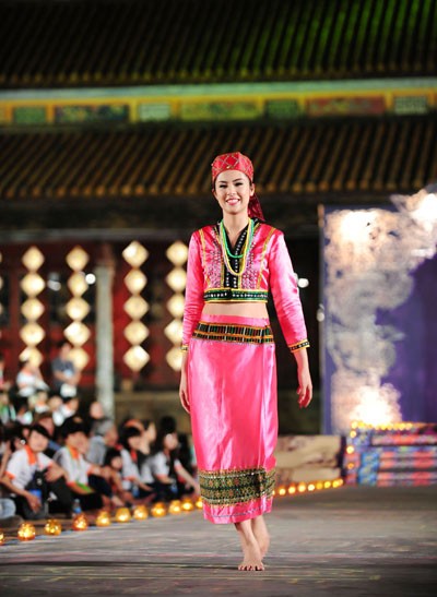 Hoa hậu Ngọc Hân hoá thân thành cô gái Lào trong Đêm Phương Đông ảnh 4 Hoa hậu Ngọc Hân hoá thân thành cô gái Lào trong Đêm Phương Đông ảnh 4