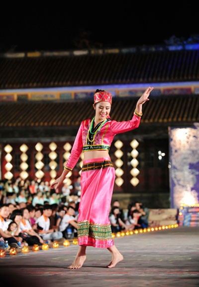 Hoa hậu Ngọc Hân hoá thân thành cô gái Lào trong Đêm Phương Đông ảnh 5 Hoa hậu Ngọc Hân hoá thân thành cô gái Lào trong Đêm Phương Đông ảnh 5
