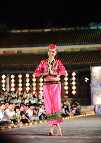 Hoa hậu Ngọc Hân hoá thân thành cô gái Lào trong Đêm Phương Đông ảnh 7 Hoa hậu Ngọc Hân hoá thân thành cô gái Lào trong Đêm Phương Đông ảnh 7
