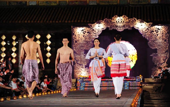 Hoa hậu Ngọc Hân hoá thân thành cô gái Lào trong Đêm Phương Đông ảnh 8 Hoa hậu Ngọc Hân hoá thân thành cô gái Lào trong Đêm Phương Đông ảnh 8