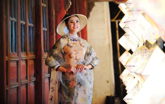 Hoa hậu Ngọc Hân hoá thân thành cô gái Lào trong Đêm Phương Đông ảnh 10 Hoa hậu Ngọc Hân hoá thân thành cô gái Lào trong Đêm Phương Đông ảnh 10