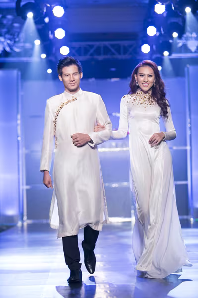 Dàn “chân dài” kiêu sa trong tà áo dài NTK Huỳnh Lợi ảnh 16 Dàn “chân dài” kiêu sa trong tà áo dài NTK Huỳnh Lợi ảnh 16