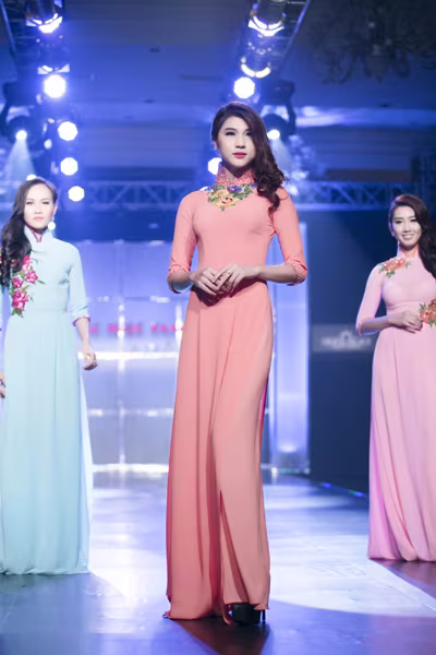 Dàn “chân dài” kiêu sa trong tà áo dài NTK Huỳnh Lợi ảnh 3 Dàn “chân dài” kiêu sa trong tà áo dài NTK Huỳnh Lợi ảnh 3