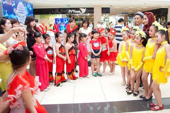 Khánh Thi diện… yếm trẻ trung đi tìm thí sinh bước nhảy hoàn vũ ảnh 7 Khánh Thi diện… yếm trẻ trung đi tìm thí sinh bước nhảy hoàn vũ ảnh 7