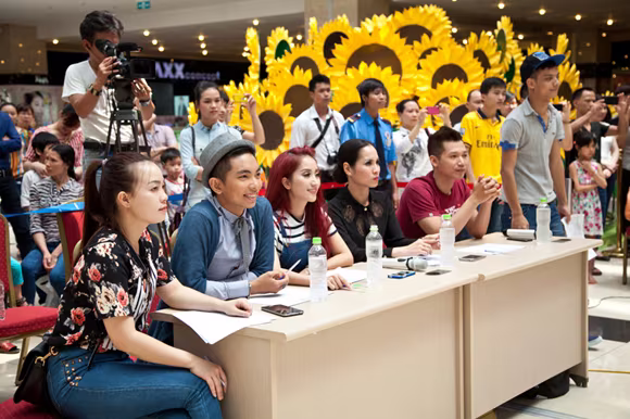 Khánh Thi diện… yếm trẻ trung đi tìm thí sinh bước nhảy hoàn vũ ảnh 6 Khánh Thi diện… yếm trẻ trung đi tìm thí sinh bước nhảy hoàn vũ ảnh 6