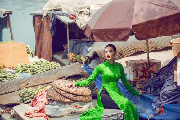 Siêu mẫu Châu Á Diệu Linh cá tính với áo dài trên chợ nổi ảnh 1 Siêu mẫu Châu Á Diệu Linh cá tính với áo dài trên chợ nổi ảnh 1