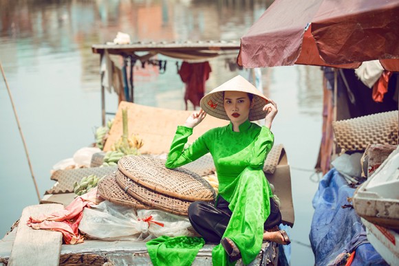 Siêu mẫu Châu Á Diệu Linh cá tính với áo dài trên chợ nổi ảnh 2 Siêu mẫu Châu Á Diệu Linh cá tính với áo dài trên chợ nổi ảnh 2