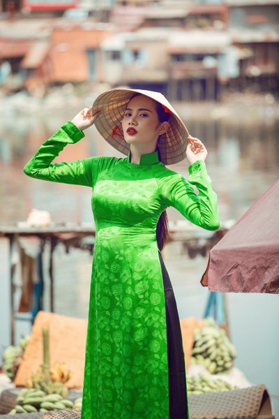 Siêu mẫu Châu Á Diệu Linh cá tính với áo dài trên chợ nổi ảnh 3 Siêu mẫu Châu Á Diệu Linh cá tính với áo dài trên chợ nổi ảnh 3